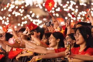 Đêm nhạc trở thành bản hòa ca của niềm tự hào dân tộc. (Ảnh: PHƯƠNG ANH)