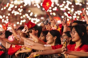 Đêm nhạc trở thành bản hòa ca của niềm tự hào dân tộc. (Ảnh: PHƯƠNG ANH)