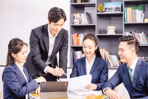 Nhân viên BIDV làm việc nhóm. (Ảnh: HOÀI THU)