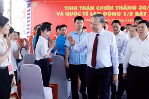 Tổng Bí thư, Chủ tịch nước Tô Lâm thăm, động viên công nhân, người lao động tiêu biểu tại Thành phố Hồ Chí Minh. (Ảnh: TTXVN)