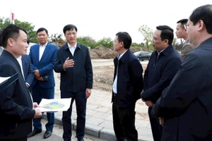 Bí thư Thành ủy Hà Nội Nguyễn Duy Ngọc nghe giới thiệu về hạ tầng và công tác xây dựng Công viên Chu Văn An. (Ảnh: chinhphu.vn)