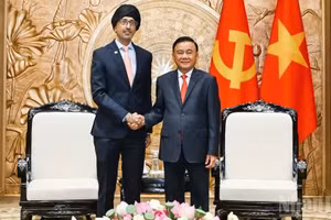 Thường trực Ban Bí thư Trần Cẩm Tú chúc mừng Đại sứ Rajpal Singh nhận nhiệm vụ tại Việt Nam. (Ảnh: DUY LINH)