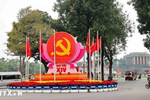 Biểu tượng búa liềm, cờ Đảng, cờ Tổ quốc được bố trí trang trọng tại nút giao Điện Biên Phủ-Độc Lập-Chu Văn An, chào mừng Đại hội đại biểu toàn quốc lần thứ XIV của Đảng. (Ảnh: Vũ Quang/TTXVN)