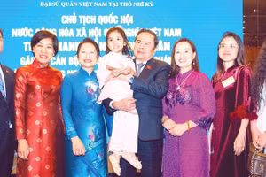 Chủ tịch Quốc hội Trần Thanh Mẫn và Phu nhân cùng Đoàn đại biểu cấp cao Việt Nam với cộng đồng người Việt Nam tại Thổ Nhĩ Kỳ. (Ảnh PHẠM THẮNG)