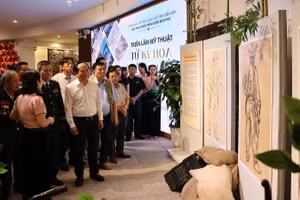 Các đồng chí lãnh đạo tỉnh cùng đông đảo cựu chiến binh, chiến sĩ Điện Biên tham quan triển lãm "Từ ký họa chiến trường đến sắc màu đương đại".