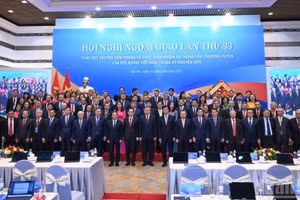 Tổng Bí thư, Chủ tịch nước Tô Lâm cùng các đồng chí lãnh đạo Đảng, Nhà nước và các đại biểu tham dự hội nghị chụp ảnh chung.