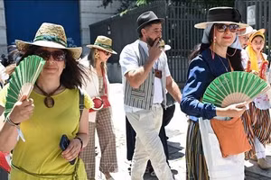 Người dân di chuyển dưới thời tiết nắng nóng ở Madrid, Tây Ban Nha, ngày 24/5/2026. (Ảnh: THX/TTXVN)