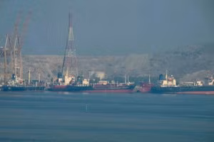 Tàu chở dầu tại cảng container Khor Fakkan, cảng nước sâu ở ngoài khơi thành phố Sharjah, Các Tiểu vương quốc Arab thống nhất, dọc eo biển Hormuz. (Ảnh: philstar.com/TTXVN)