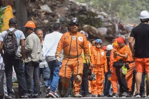 Lực lượng cứu hộ tìm kiếm nạn nhân sau động đất tại Chacao, Venezuela. (Ảnh: Tân hoa xã/TTXVN)