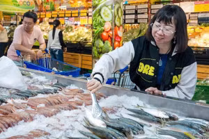 Người dân mua thực phẩm tại siêu thị Co.opmart Cống Quỳnh, Thành phố Hồ Chí Minh. (Ảnh: HỮU HẠNH)