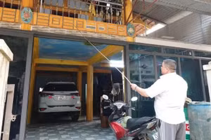 Người dân thôn Trống Là, xã Khao Mang chỉ những vết rạn, nứt do việc nổ mìn gây ra. (Ảnh: THANH SƠN)