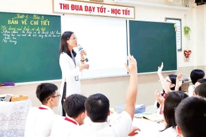 Học sinh Trường THCS Cầu Giấy (Hà Nội) sôi nổi trong giờ học môn Công nghệ. (Ảnh: HÀ THU)