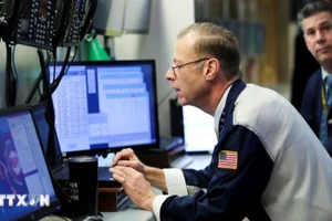 Giao dịch viên tại sàn chứng khoán New York, Mỹ. (Ảnh: THX/TTXVN)