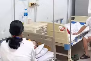 Bệnh nhi nằm điều trị vì Adenovirus tại Bệnh viện Nhi Trung ương. (Ảnh: THIÊN LAM)