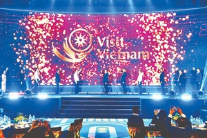 Thực hiện nghi thức ra mắt nền tảng dữ liệu du lịch quốc gia Visit Vietnam. (Ảnh: HOÀNG HÀ)