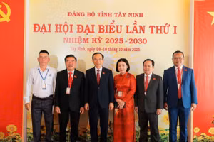 Đồng chí Nguyễn Văn Nên, Ủy viên Bộ Chính trị, Thường trực Tiểu ban Văn kiện Đại hội XIV của Đảng (thứ 3 từ trái sang phải) chụp ảnh cùng đại biểu.