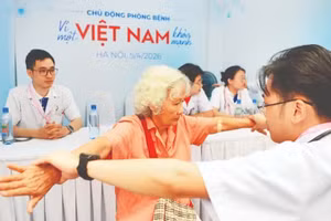 Khám, tư vấn kiến thức chăm sóc sức khỏe cho người cao tuổi.