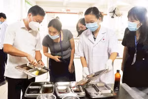 Cơ quan chức năng kiểm tra an toàn thực phẩm tại một cơ sở sản xuất, kinh doanh thực phẩm ở Hà Nội. (Ảnh THANH THẢO)
