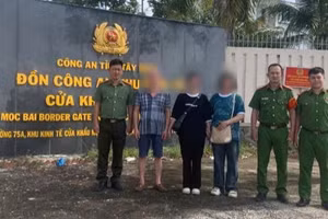 Công an phường Định Công (Hà Nội) phối hợp Đồn Công an khu kinh tế cửa khẩu Mộc Bài, tỉnh Tây Ninh giải cứu nạn nhân bị bắt cóc online sang Campuchia.