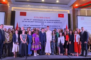 Các đại biểu dự buổi chiêu đãi kỷ niệm lần thứ 27 Ngày lên ngôi của Quốc vương Morocco Mohammed VI. (Ảnh: VŨ KIÊN)
