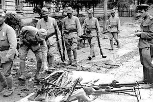 Binh lính đội quân Quan Đông của phát-xít Nhật giao nộp vũ khí, đầu hàng Hồng quân Liên Xô (tháng 8/1945). (Ảnh: Tư liệu quốc tế/TTXVN phát)