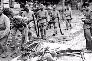 Binh lính đội quân Quan Đông của phát-xít Nhật giao nộp vũ khí, đầu hàng Hồng quân Liên Xô (tháng 8/1945). (Ảnh: Tư liệu quốc tế/TTXVN phát)