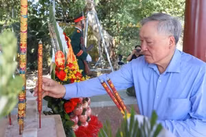 Đồng chí Nguyễn Hòa Bình, nguyên Ủy viên Bộ Chính trị, nguyên Phó Thủ tướng Thường trực Chính phủ dâng hương tại Di tích chiến thắng Đồn Lệ Sơn.
