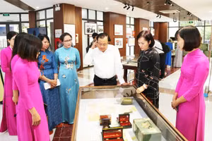 Gian trưng bày “Thanh xuân gửi lại” thu hút nhiều người đến tham quan. (Ảnh: MINH CHÂU)