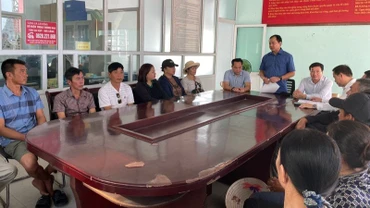 Cục trưởng Cục Thủy sản và Kiểm ngư Trần Đình Luân kiểm tra công tác chống khai thác IUU và thăm hỏi bà con ngư dân tại cảng cá Cái Rồng, đặc khu Vân Đồn, tỉnh Quảng Ninh. (Ảnh: LÊ QUÂN)
