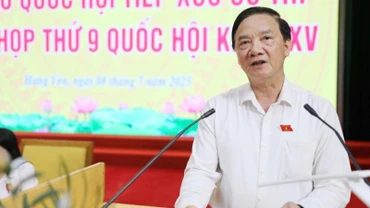 Phó Chủ tịch Quốc hội Nguyễn Khắc Định phát biểu tại buổi tiếp xúc cử tri tỉnh Hưng Yên.