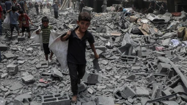 Cảnh đổ nát sau cuộc không kích của Israel xuống phía tây thành phố Gaza (Ảnh: TÂN HOA XÃ)