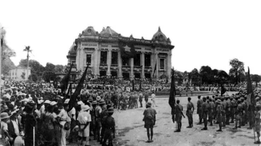 Những ngày tháng Tám sôi sục ở Thủ đô Hà Nội. Cách mạng Tháng Tám mở ra một thời đại mới ở Việt Nam, thời đại nhân dân Việt Nam làm chủ đất nước, làm chủ vận mệnh của chính mình. (Ảnh: Tư liệu TTXVN)