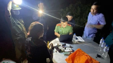 Lực lượng chức năng bắt giữ đối tượng và tang vật liên quan. (Ảnh: Công an tỉnh Quảng Ngãi cung cấp)