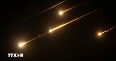 Các vệt sáng trên bầu trời Jerusalem khi Iran tiến hành cuộc tấn công bằng tên lửa nhằm vào Israel tối 13/6/2025. (Ảnh: THX/TTXVN)
