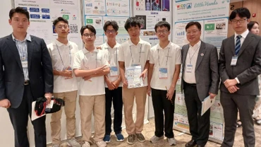 Trần Thuận Hiếu (thứ ba, từ phải sang trái) cùng đội Việt Nam nhận Huy chương Bạc tại Olympic Sáng tạo WICO 2025, Hàn Quốc.