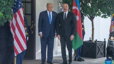 Tổng thống Mỹ Donald Trump chào đón Tổng thống Azerbaijan Ilham Aliyev tại Nhà Trắng, ngày 8/8/2025. (Ảnh: Xinhua)