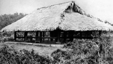 Đình Tân Trào, huyện Sơn Dương (Tuyên Quang), nơi diễn ra Đại hội Quốc dân do Việt Minh triệu tập, ngày 16/8/1945, thông qua “10 chính sách lớn của Việt Minh”; thông qua “Lệnh tổng khởi nghĩa”; quy định quốc kỳ, quốc ca; thành lập Ủy ban Dân tộc giải phóng Trung ương, tức Chính phủ Lâm thời do đồng chí Hồ Chí Minh làm Chủ tịch. (Ảnh: Tư liệu TTXVN)