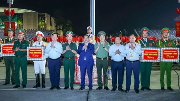 Thủ tướng Phạm Minh Chính tặng quà các lực lượng tham gia diễu binh, diễu hành. (Ảnh: VIẾT CHUNG)