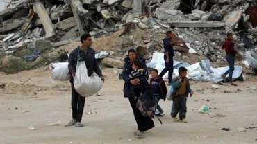 Người dân sơ tán tránh xung đột tại thị trấn Beit Lahia, Dải Gaza. (Ảnh: THX/TTXVN)