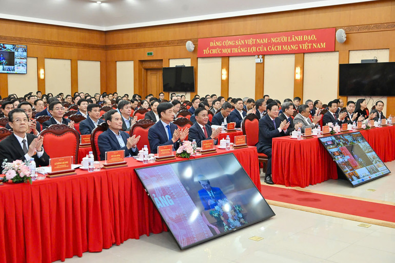 کانفرنس میں شرکت کرنے والے مندوبین۔ (تصویر: THUY NGUYEN) 3.jpg