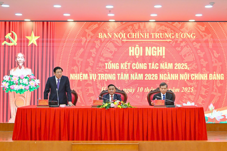 کانفرنس کی صدارت کر رہے کامریڈز۔ (تصویر: THUY NGUYEN) 4.jpg