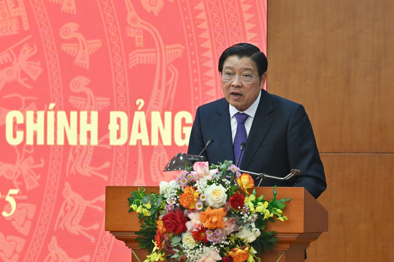 کامریڈ Phan Dinh Trac نے تجویز پیش کی کہ پارٹی کے داخلی امور کے شعبے کو فوری طور پر 2026 میں متفقہ حل کو نافذ کرنے پر توجہ دینی چاہیے۔ (تصویر: THUY NGUYEN) 8.jpg