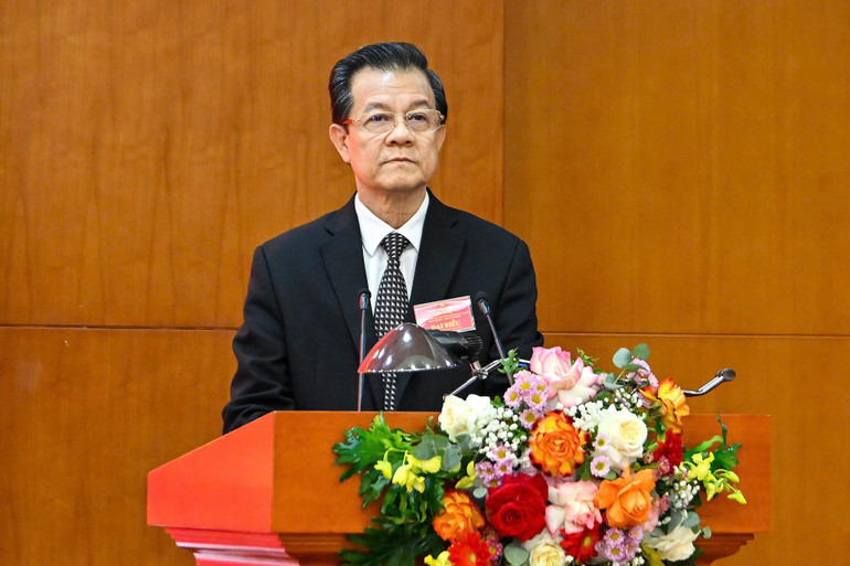 پارٹی کی مرکزی کمیٹی کے رکن اور مرکزی داخلی امور کمیشن کے نائب سربراہ کامریڈ لی ہونگ کوانگ نے کانفرنس میں کام کے نتائج کا خلاصہ پیش کیا۔ (تصویر: THUY NGUYEN) 5.jpg