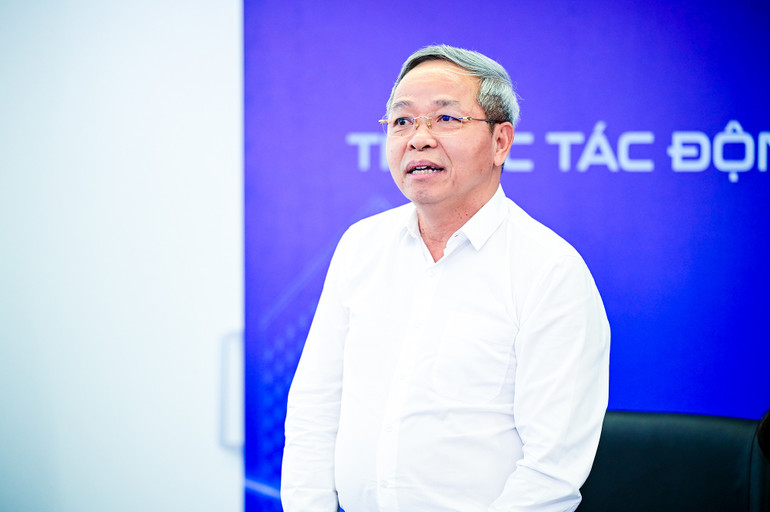 تحدث السيد نجوين ترونغ تشينه، رئيس مجموعة تكنولوجيا CMC ورئيس مجلس جامعة CMC في الندوة. ong-nguyen-trung-chinh-chu-tich-tap-doan-cmc-chu-tich-hoi-dong-truong-dh-cmc-2-1.jpg