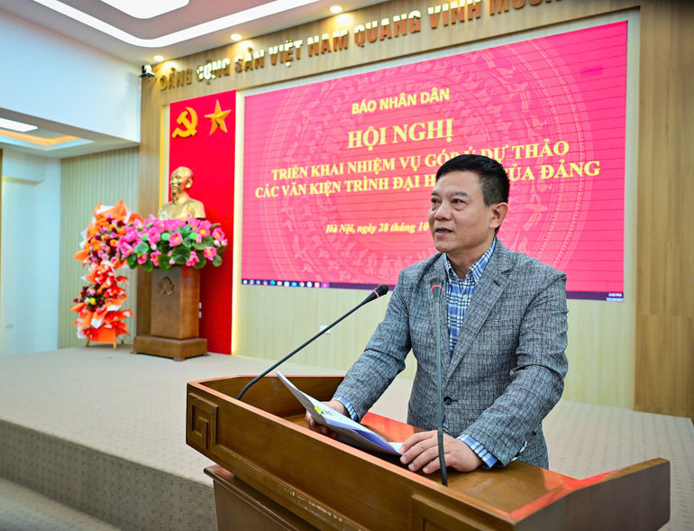 Đồng chí Văn Nghiệp Chúc, Phó Trưởng Ban Chính trị-Ngoại giao trình bày tham luận tại hội nghị. (Ảnh: BẢO LONG) 1810142865820487791.jpg