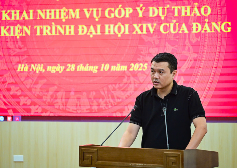 Đồng chí Nguyễn Kim Nghĩa, Phó Trưởng Ban Thư ký-Biên tập trình bày tham luận. (Ảnh: BẢO LONG) 3.jpg