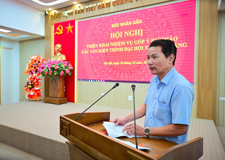 Đồng chí Đặng Ngọc Hiếu, Phó Trưởng Ban Xây dựng Đảng trình bày tham luận tại hội nghị. (Ảnh: BẢO LONG) 6.jpg