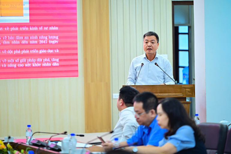 Đồng chí Phan Huy Thắng, Ủy viên Ban Thường vụ, Trưởng Ban Tuyên giáo và Dân vận Đảng ủy Báo Nhân Dân giới thiệu những điểm mới của dự thảo các văn kiện. (Ảnh: BẢO LONG) 2.jpg