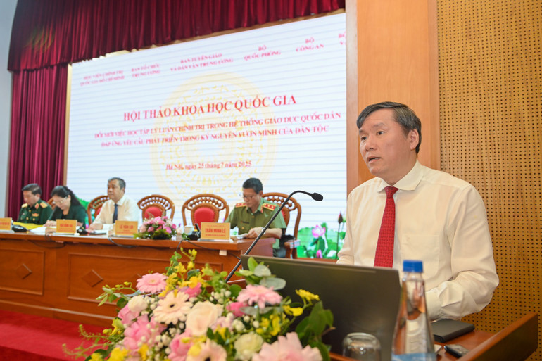 Giáo sư, Tiến sĩ Lê Văn Lợi phát biểu đề dẫn hội thảo. (Ảnh: THẾ ĐẠI) hoi-thao-3288.jpg