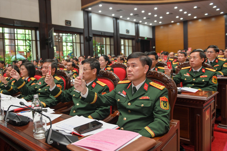 Các đại biểu thông qua chương trình, quy chế làm việc của đại hội. (Ảnh: THẾ ĐẠI) dai-hoi-bo-tong-tham-muu-0607.jpg